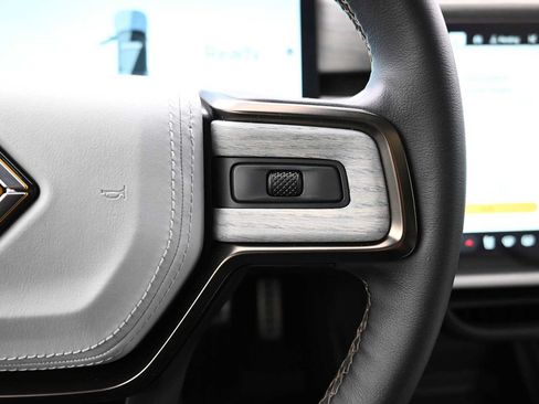 Used 2025 Rivian R1S Premium AWD/4WD image 11