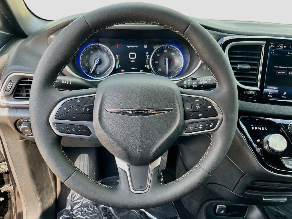 Used 2026 Chrysler Pacifica Select FWD image 11