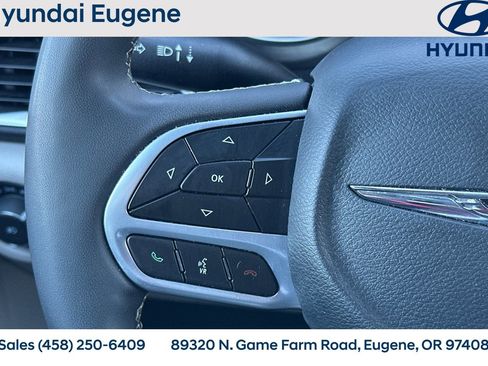 Used 2024 Chrysler Pacifica Touring-L image 28