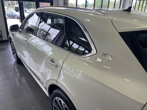 Used 2022 Bentley Bentayga AWD/4WD image 16