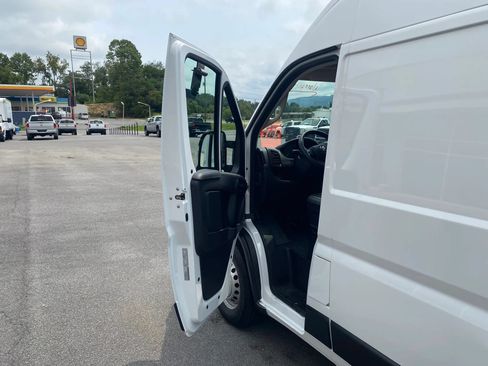 Used 2025 RAM ProMaster 2500 w/ Convenience Group FWD image 7