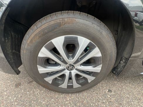 Used 2021 Toyota Corolla LE FWD image 3
