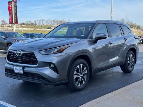 Certified 2025 Toyota Highlander XLE image 8