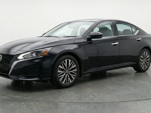 Used 2025 Nissan Altima 2.5 SV FWD image 3