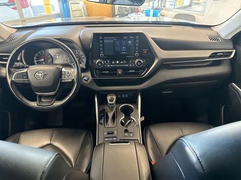 Used 2022 Toyota Highlander XLE image 16