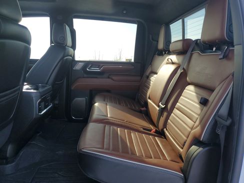 Used 2024 GMC Sierra 2500 Denali Ultimate image 9