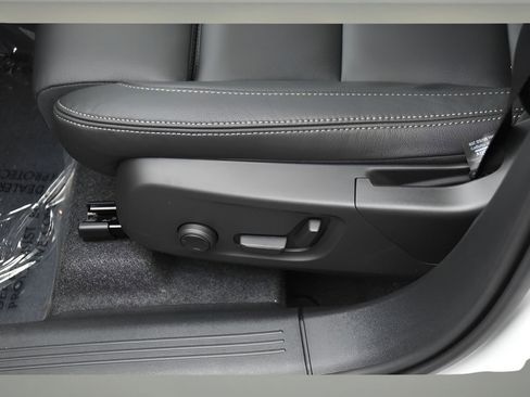 Certified 2025 Volvo XC40 B5 Ultra w/ Protection Package Premier image 27