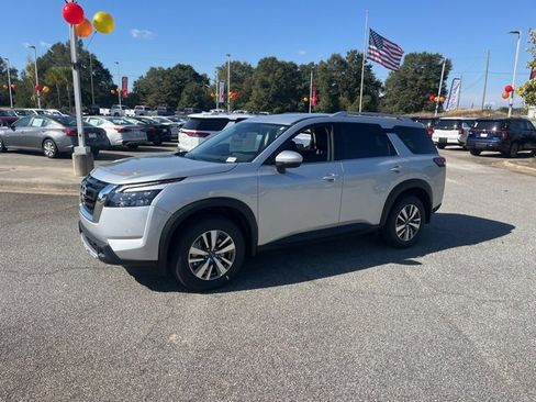 New 2025 Nissan Pathfinder SL image 3