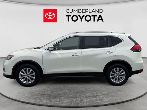 Used 2017 Nissan Rogue SV w/ SV Premium Package FWD image 2
