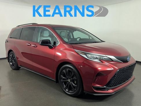 Used 2023 Toyota Sienna XSE image 1