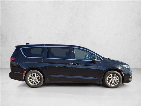 Used 2025 Chrysler Pacifica Select FWD image 4
