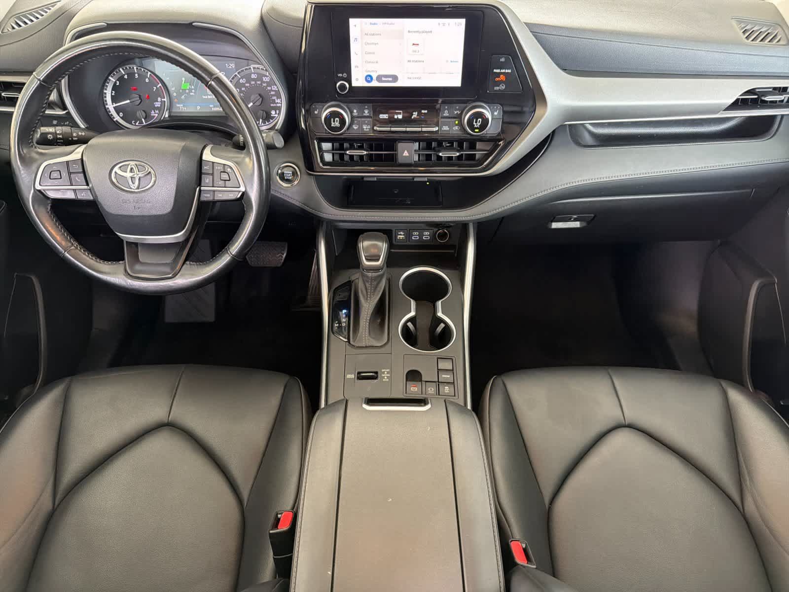Used 2023 Toyota Highlander XLE FWD image 3