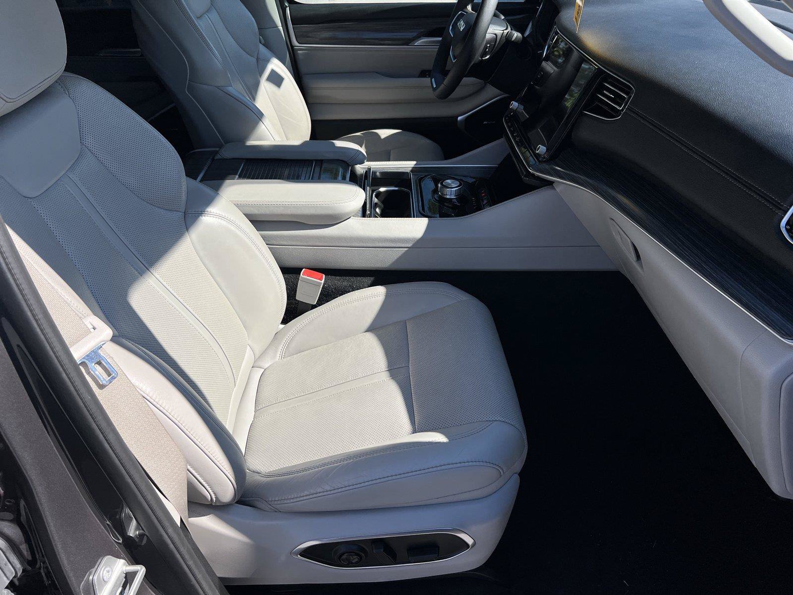 Used 2024 Jeep Wagoneer L Series II w/ Flexible Seating Group RWD image 24