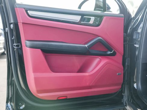 Used 2023 Porsche Cayenne Platinum Edition image 19