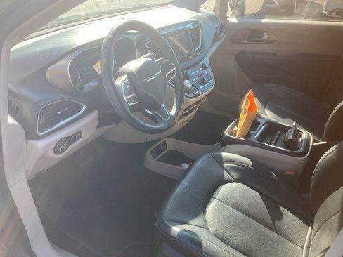 Used 2020 Chrysler Pacifica Touring-L image 2