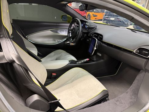 Used 2023 McLaren Artura image 21