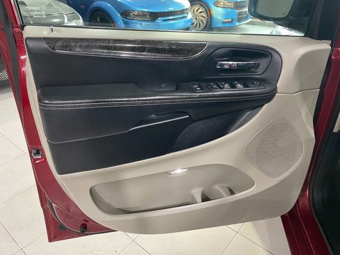 Used 2015 Chrysler Town & Country Touring-L w/ Driver Convenience Group image 13