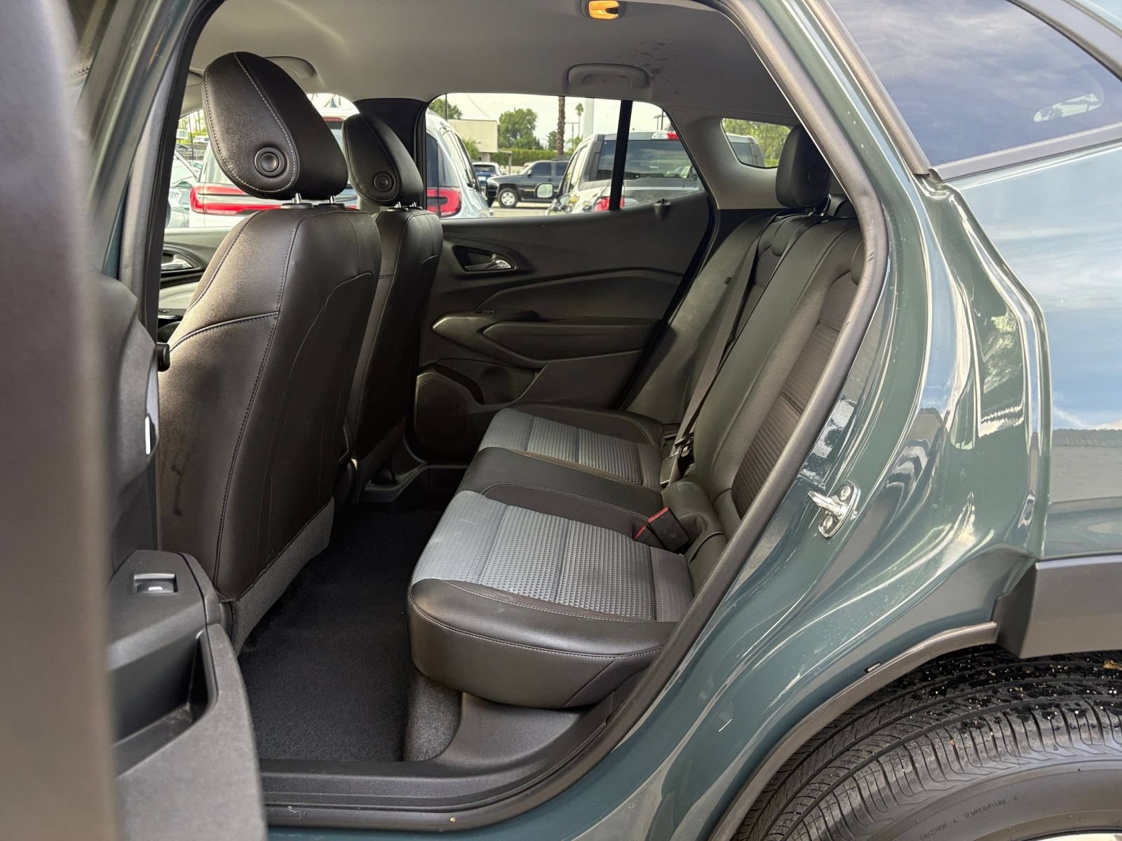 Used 2025 Chevrolet Trax LT w/ LT Convenience Package FWD image 26