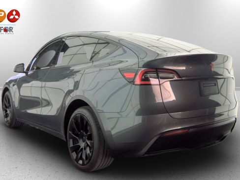 Used 2021 Tesla Model Y Long Range image 3