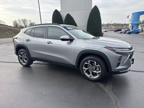 Used 2025 Chevrolet Trax LT image 1