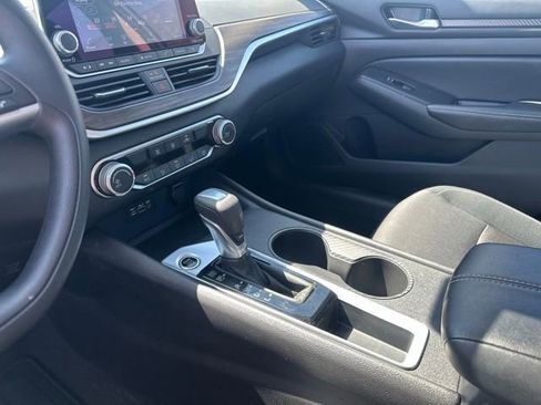 Used 2025 Nissan Altima 2.5 SV FWD image 11