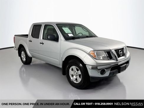 Used 2010 Nissan Frontier SE AWD/4WD image 3
