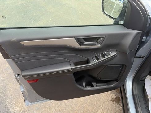 Used 2022 Ford Escape SE w/ SE Sport Appearance Package image 9