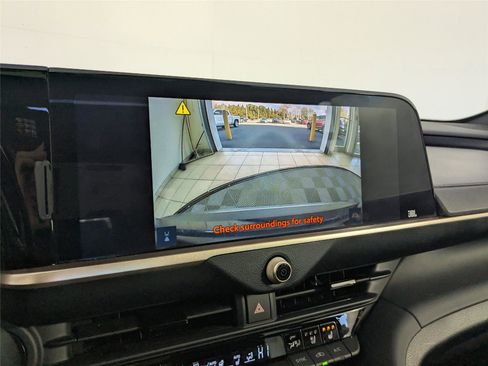 Used 2023 Toyota Crown Limited image 18