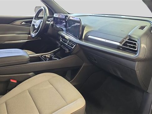 Used 2025 Chevrolet Traverse LT image 16