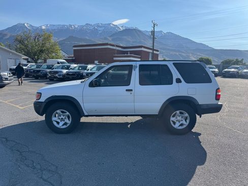 Used 1997 Nissan Pathfinder LE AWD/4WD image 2