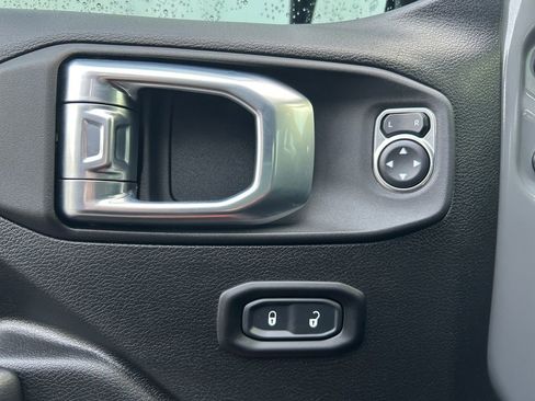 Used 2021 Jeep Gladiator Willys image 23