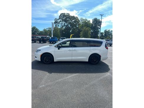 Used 2024 Chrysler Voyager LX FWD image 20