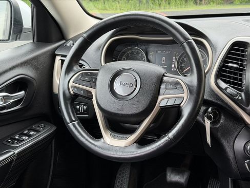 Used 2014 Jeep Cherokee Latitude AWD/4WD image 12