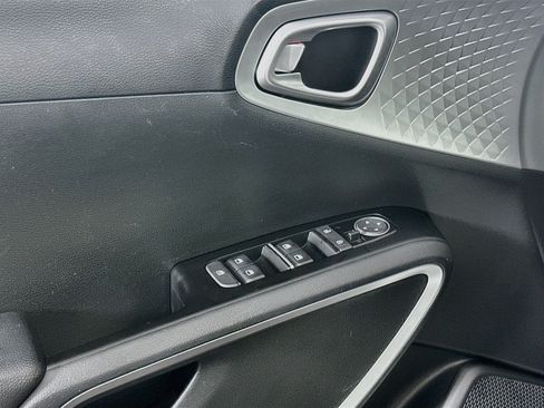 Used 2025 Kia Soul LX w/ LX Technology Package FWD image 15