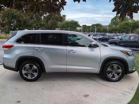 Used 2019 Toyota Highlander Limited Platinum FWD image 11