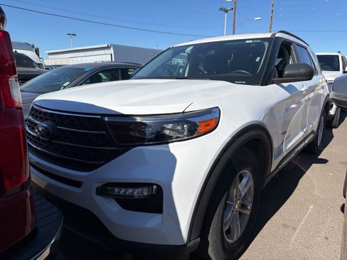 Used 2024 Ford Explorer XLT w/ Equipment Group 202A image 3