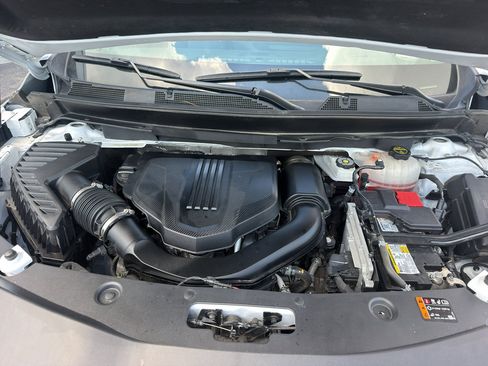Used 2025 Buick Enclave Preferred AWD/4WD image 17