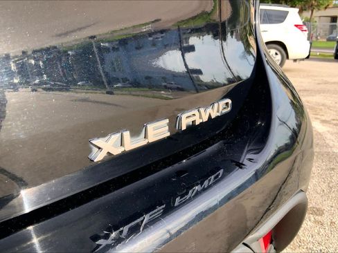 Used 2022 Toyota Highlander XLE AWD/4WD image 8
