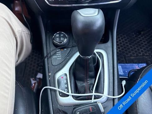 Used 2018 Jeep Cherokee Trailhawk AWD/4WD image 18
