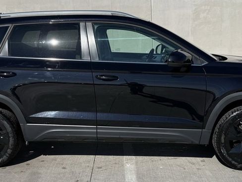 Used 2025 Volkswagen Taos SE image 3