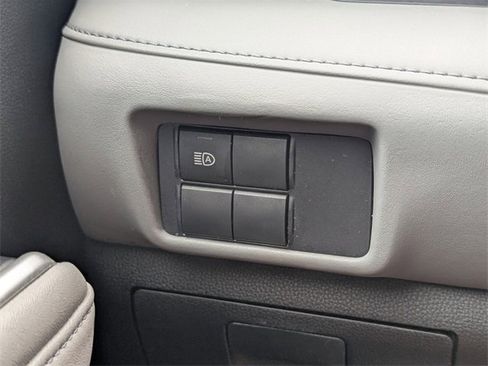 Used 2020 Toyota Highlander L image 31