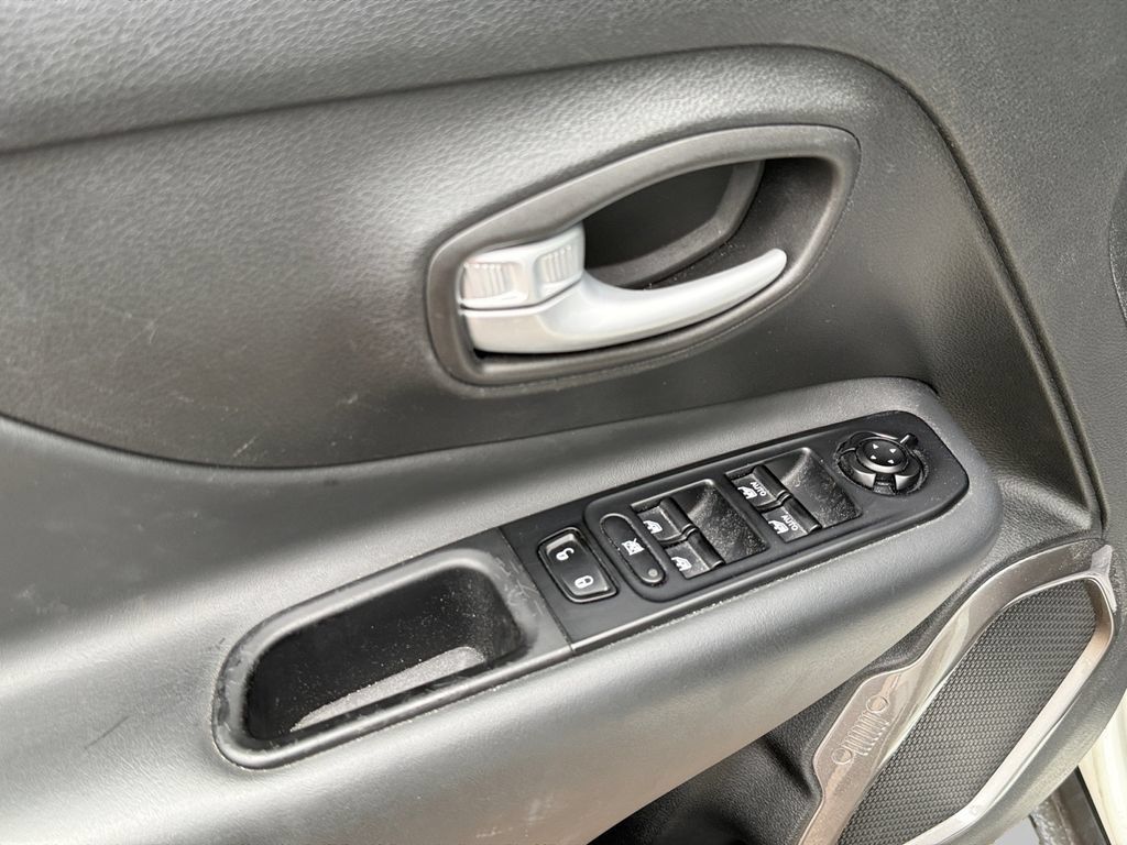 Used 2023 Jeep Renegade Latitude AWD/4WD image 19