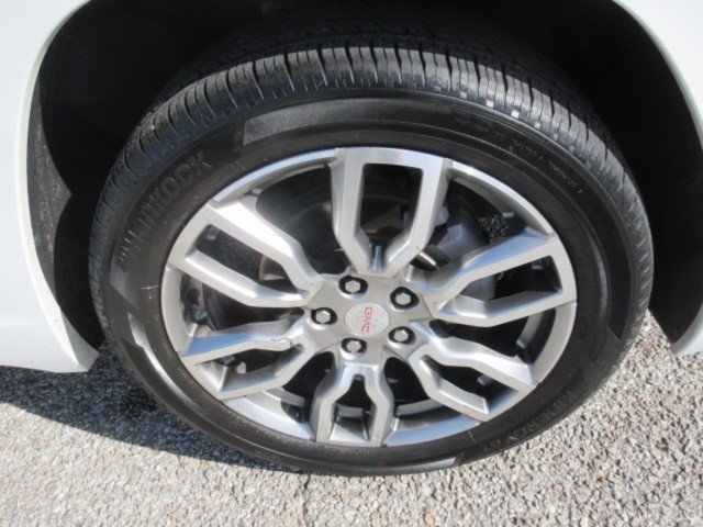 Used 2024 GMC Terrain Denali w/ Denali Premium Package AWD/4WD image 9