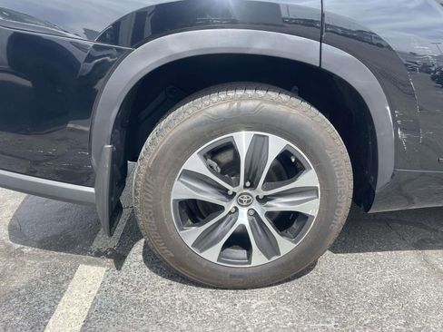 Used 2023 Toyota Highlander XLE image 7