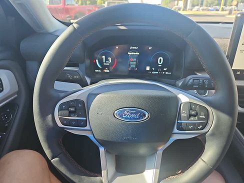 Used 2025 Ford Explorer Active RWD image 16