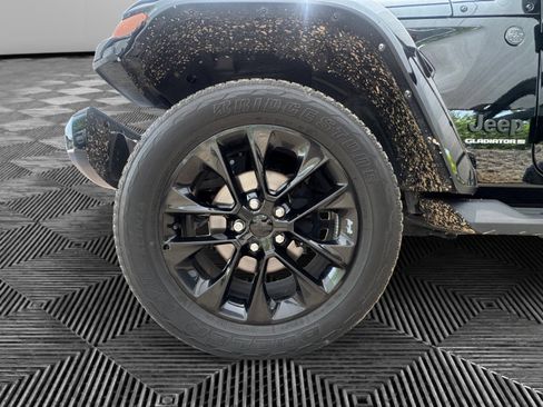 Used 2023 Jeep Gladiator Overland AWD/4WD image 9