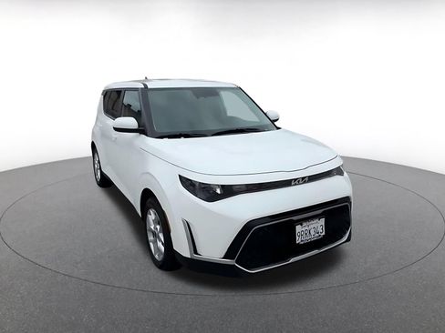 Used 2025 Kia Soul LX w/ LX Technology Package FWD image 3