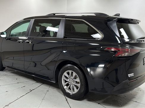 Used 2024 Toyota Sienna XLE image 7