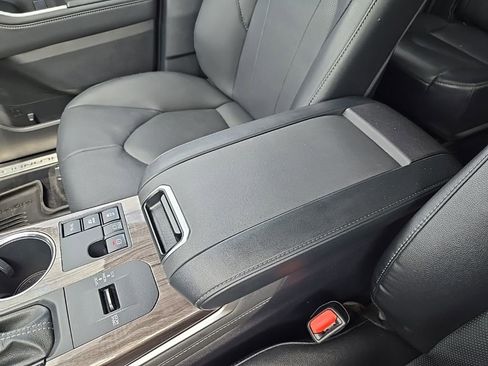 Used 2025 Toyota Highlander Limited AWD/4WD image 38