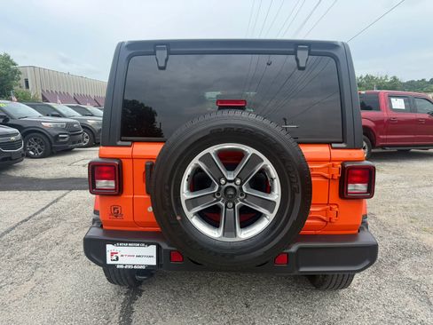 Used 2018 Jeep Wrangler Unlimited Sahara AWD/4WD image 4